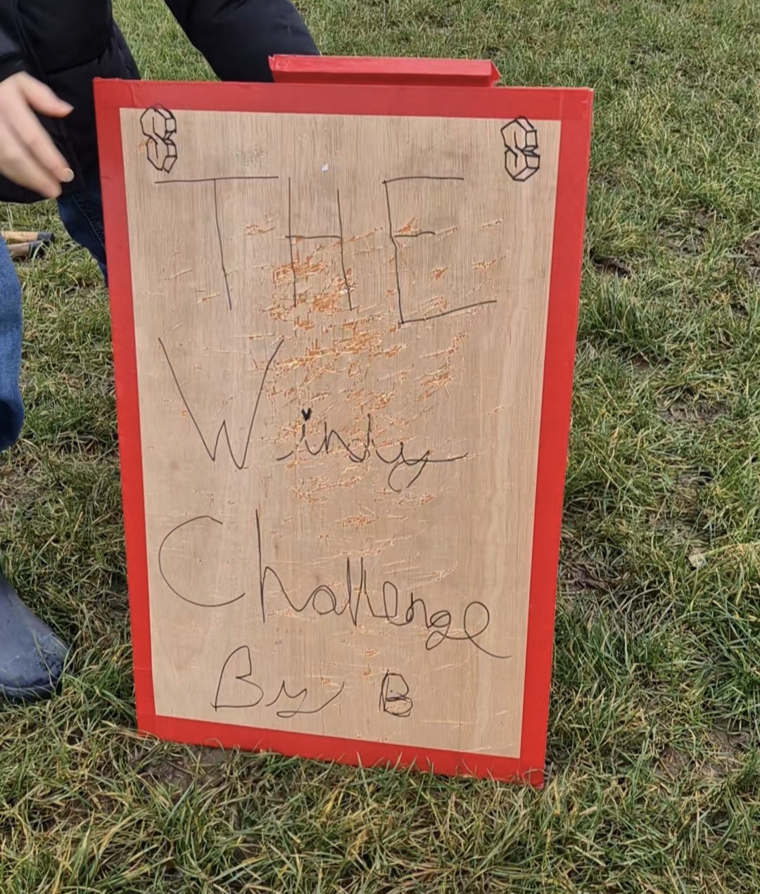 A board saying 'the windy challenge'